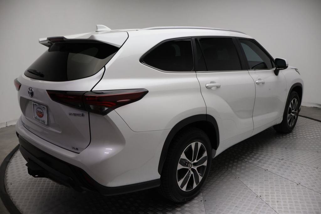 Used 2024 Toyota Highlander XLE FWD image 8