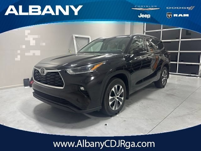 Used 2021 Toyota Highlander XLE AWD/4WD image 1