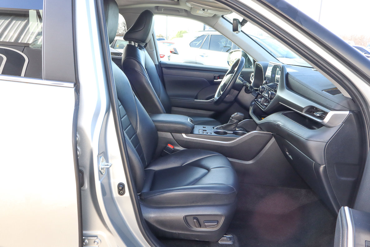 Used 2024 Toyota Highlander XLE FWD image 27