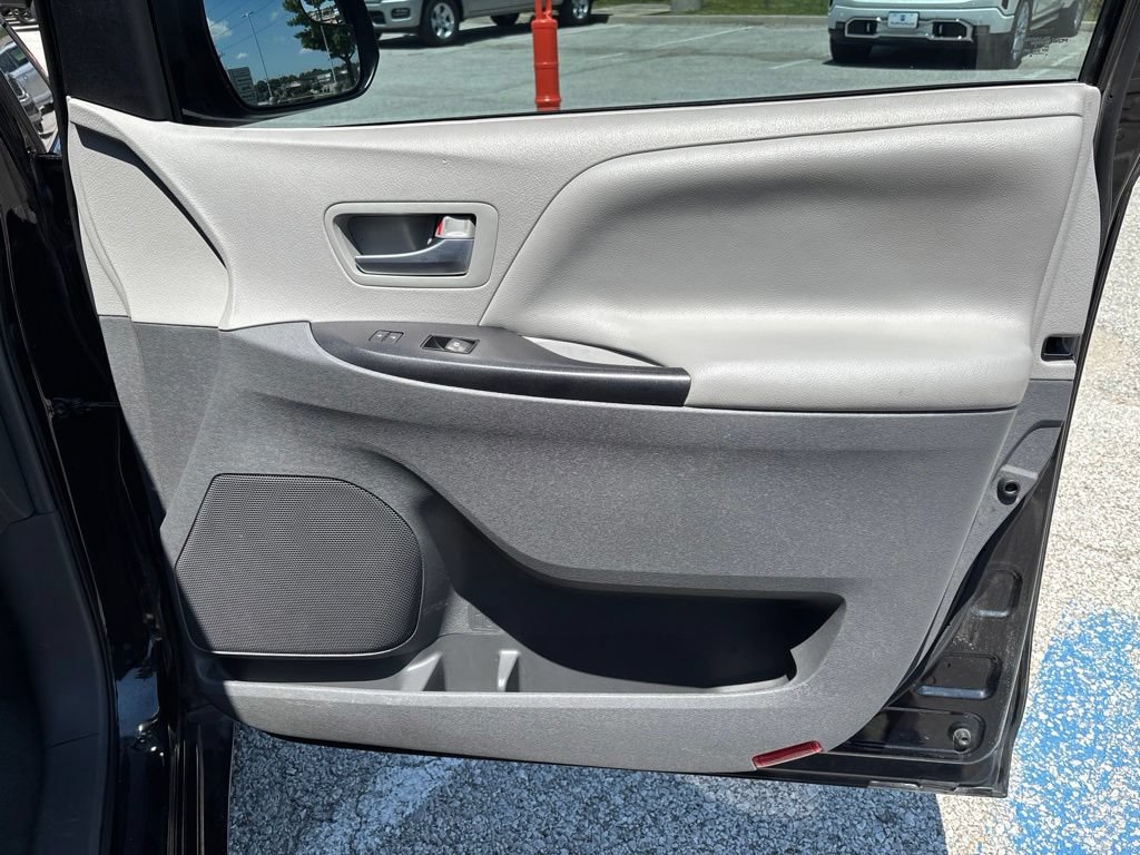 Used 2017 Toyota Sienna LE FWD image 54