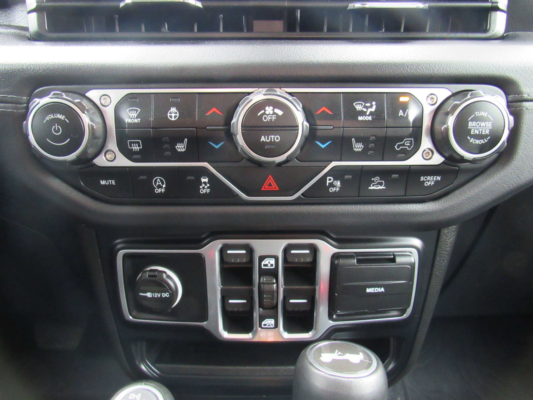 Used 2024 Jeep Wrangler Sahara w/ Safety Group image 23