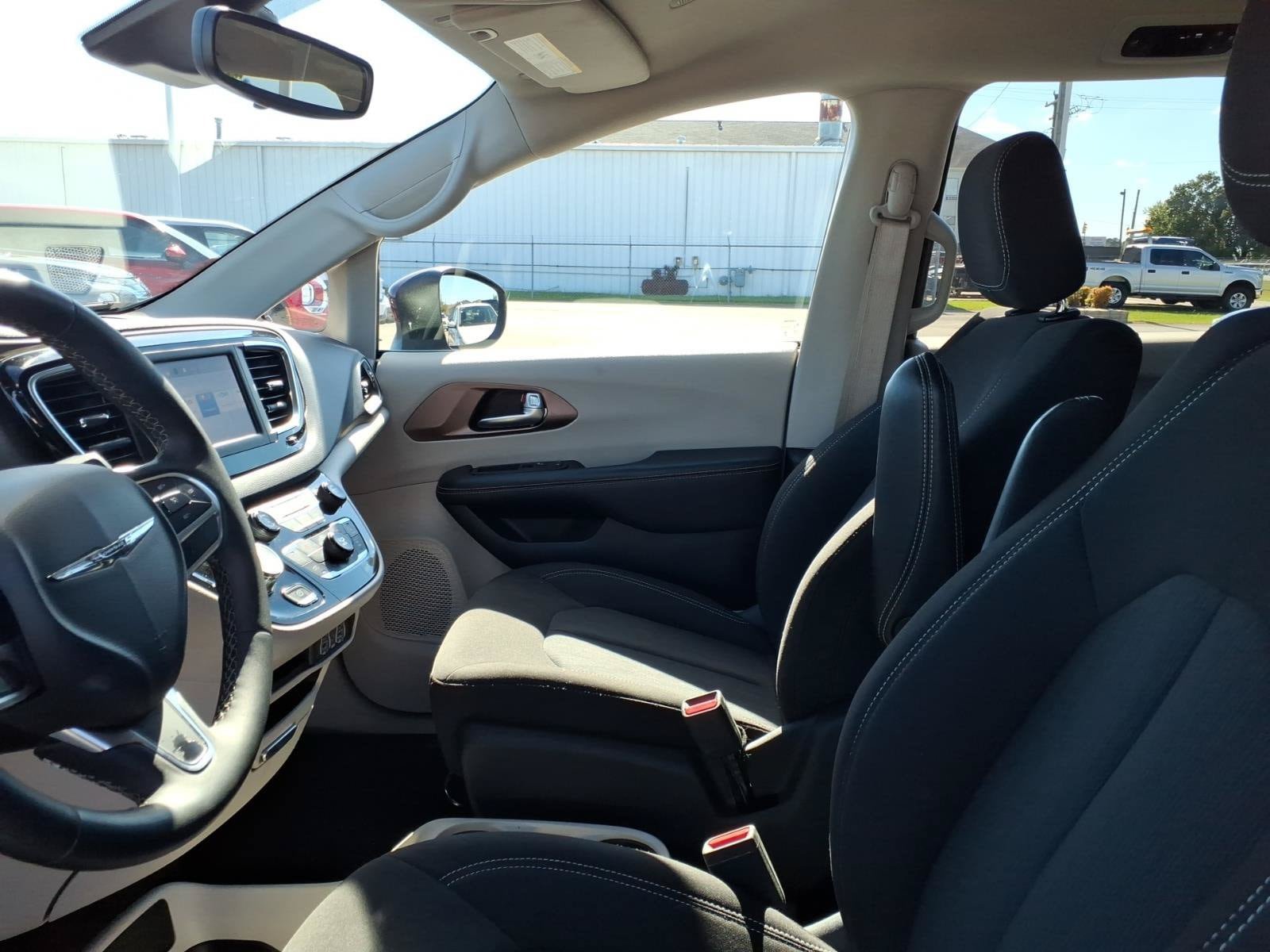 Used 2023 Chrysler Voyager LX FWD image 7