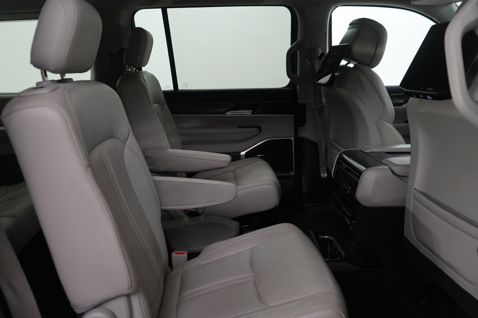 Used 2022 Jeep Wagoneer Series III w/ Rear Seat Video Group 1 image 11