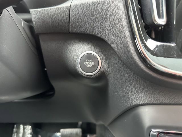 Certified 2023 Volvo XC40 B5 Plus w/ Climate Package image 28
