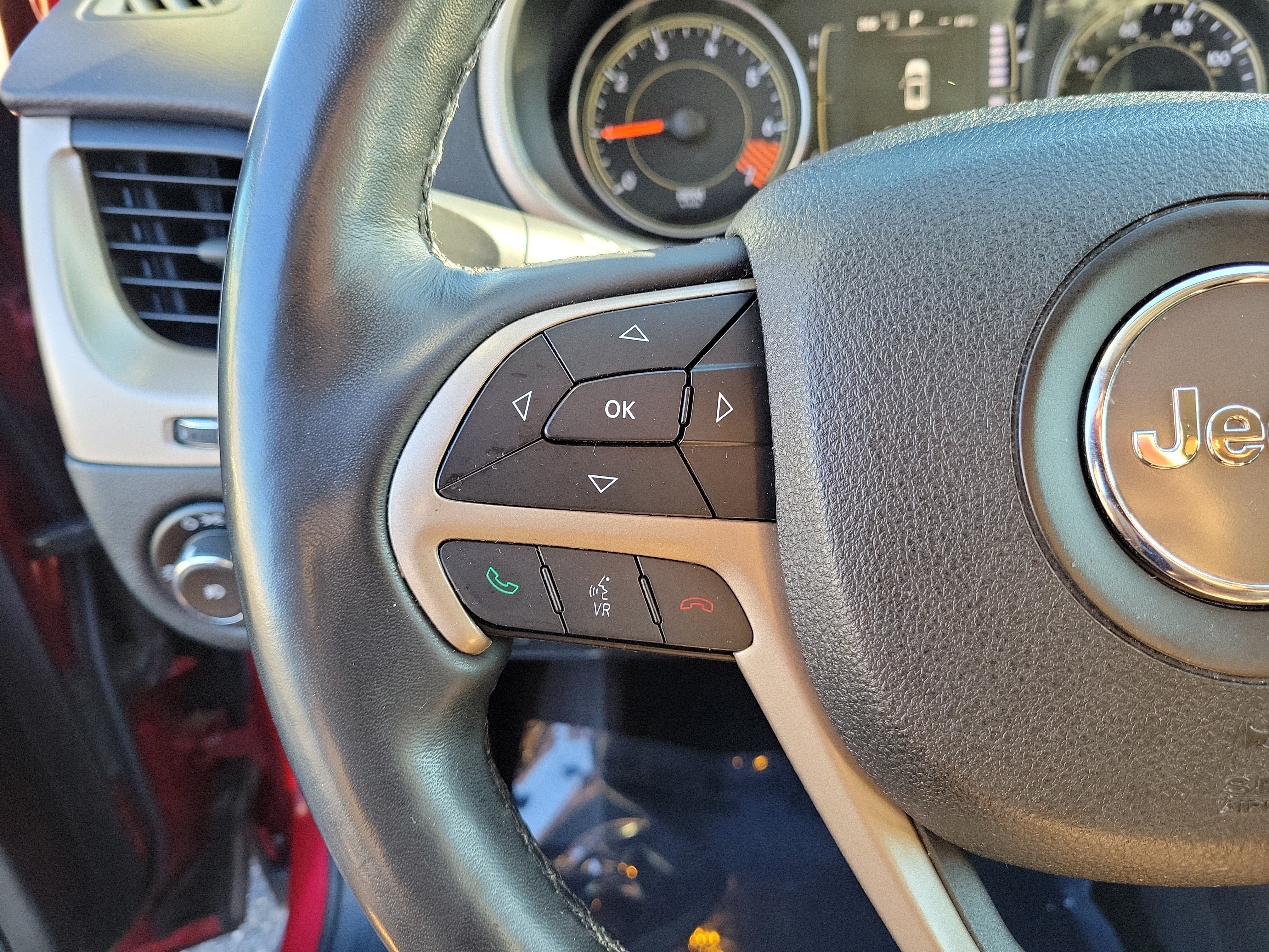 Used 2015 Jeep Cherokee Latitude w/ Cold Weather Group FWD image 23