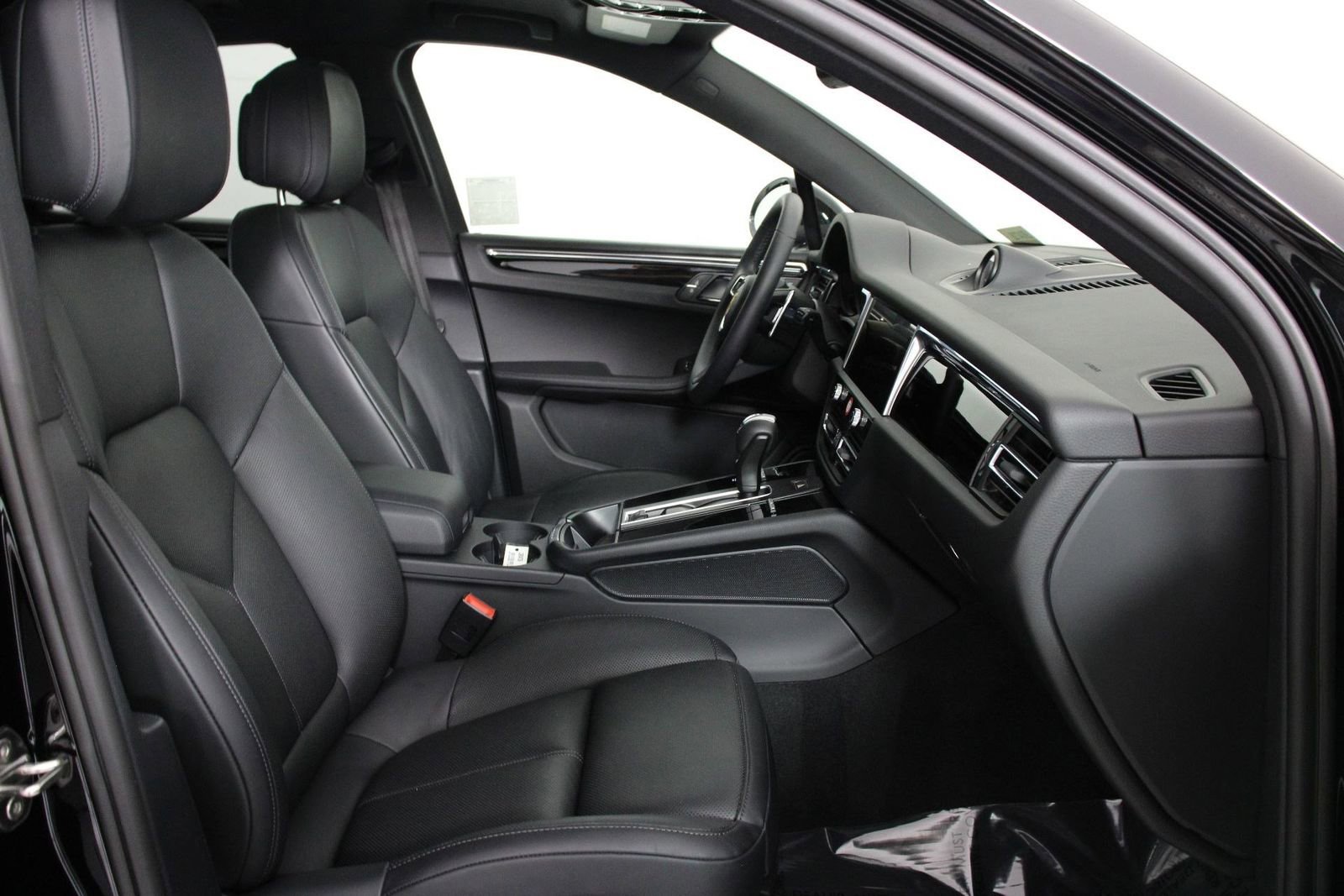 Certified 2026 Porsche Macan image 31