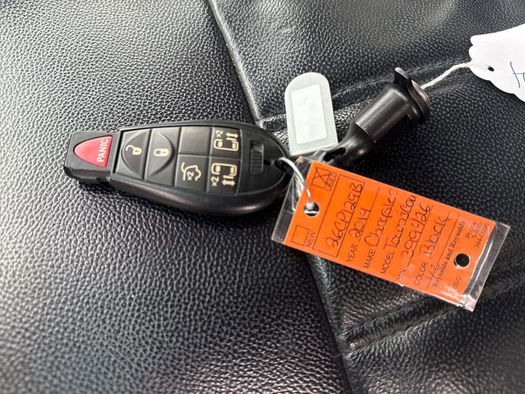 Used 2014 Chrysler Town & Country Touring image 26
