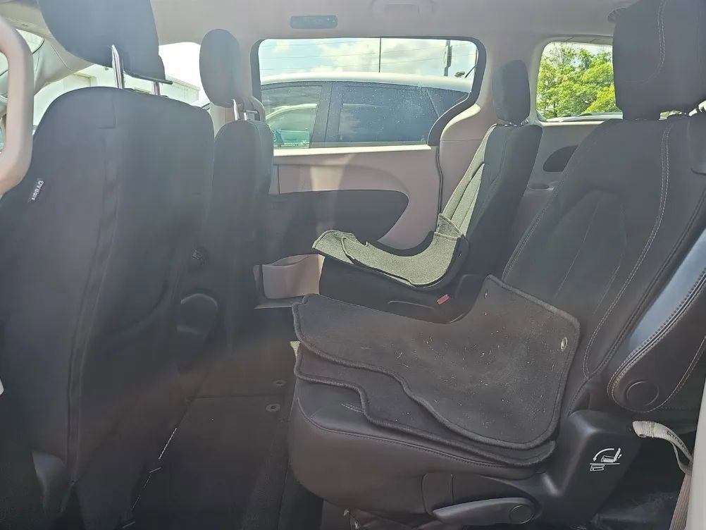 Used 2017 Chrysler Pacifica Touring w/ Tire & Wheel Group FWD image 9