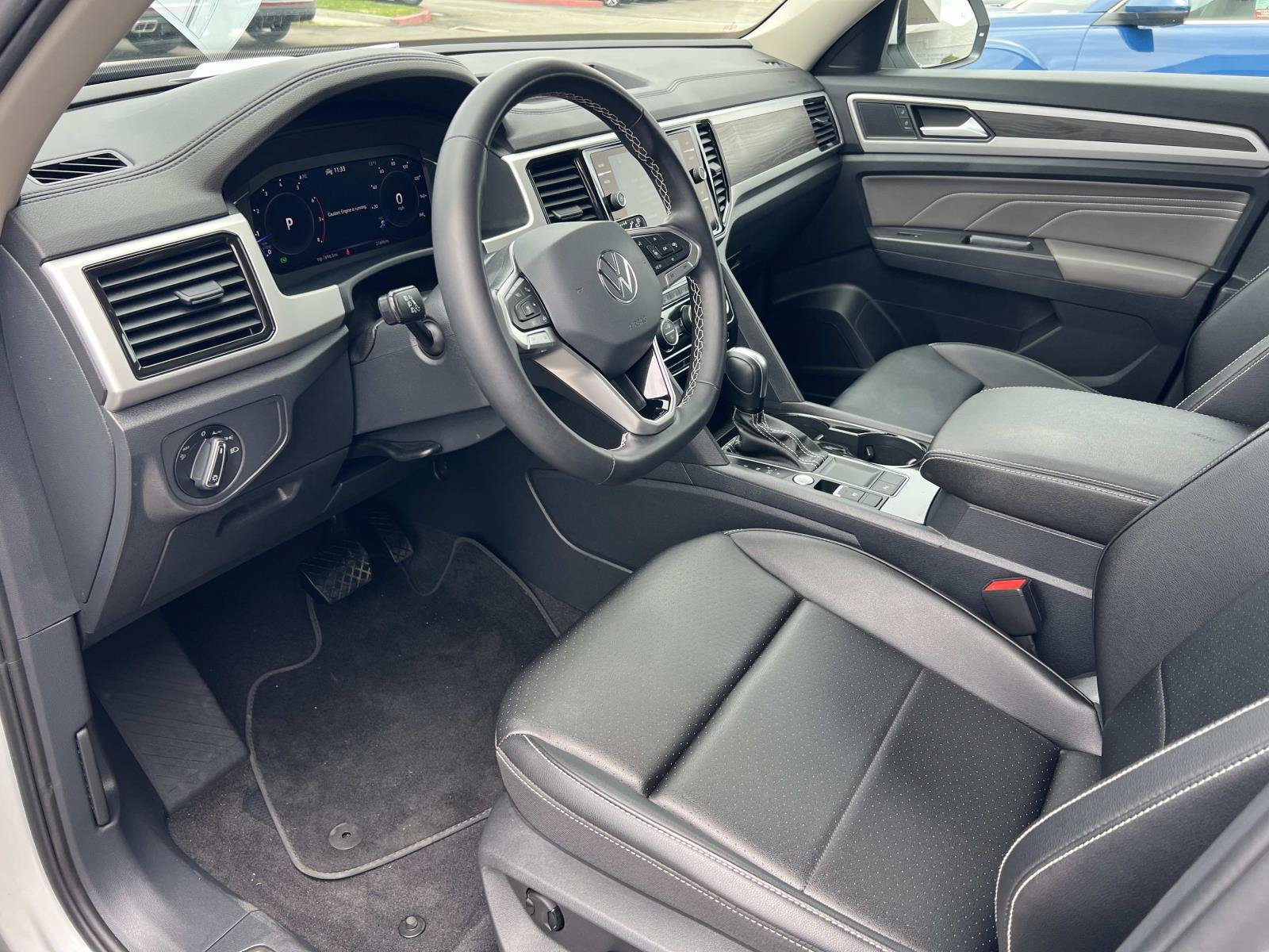 Certified 2023 Volkswagen Atlas SE w/ Black Wheel Package FWD image 5