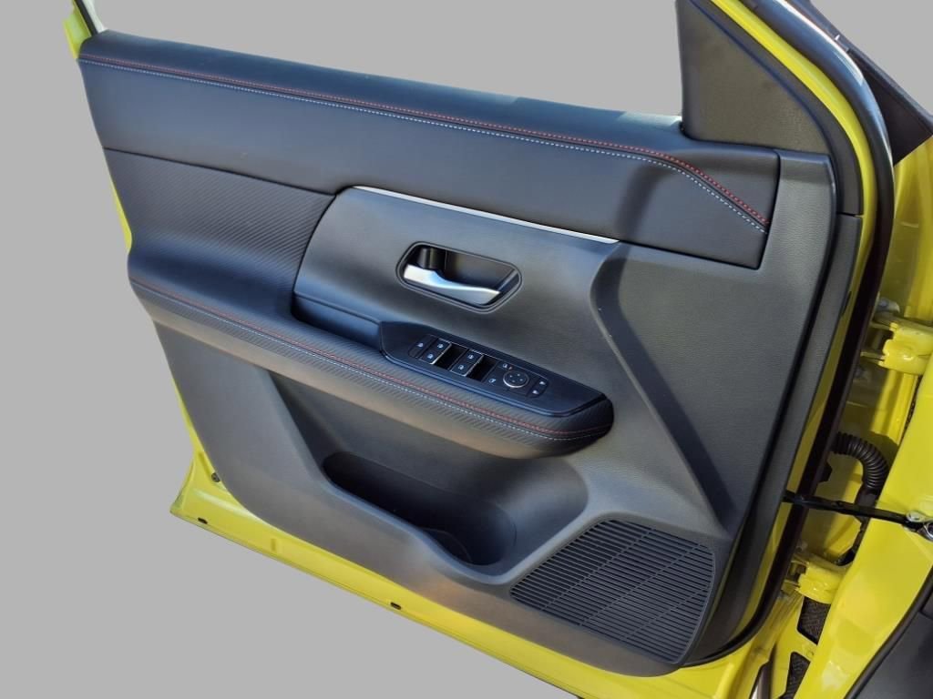 Certified 2025 Nissan Kicks SR image 19