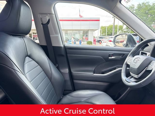 Used 2024 Toyota Highlander XLE FWD image 16