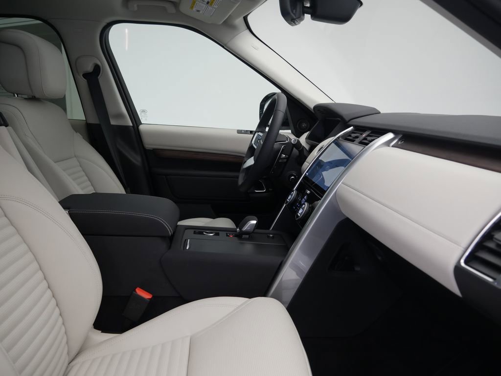 Used 2025 Land Rover Discovery Dynamic SE image 29