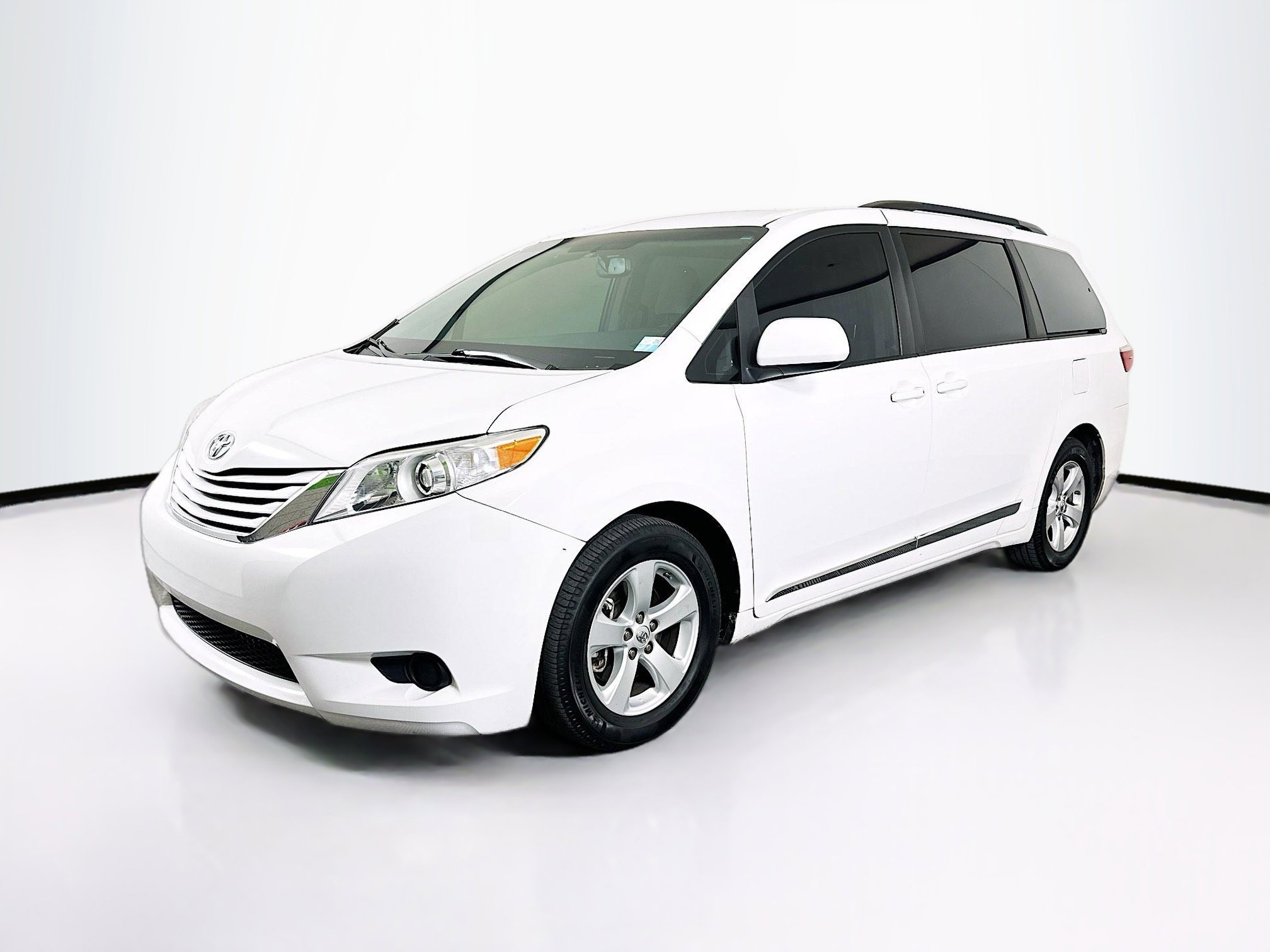 Used 2017 Toyota Sienna LE image 3