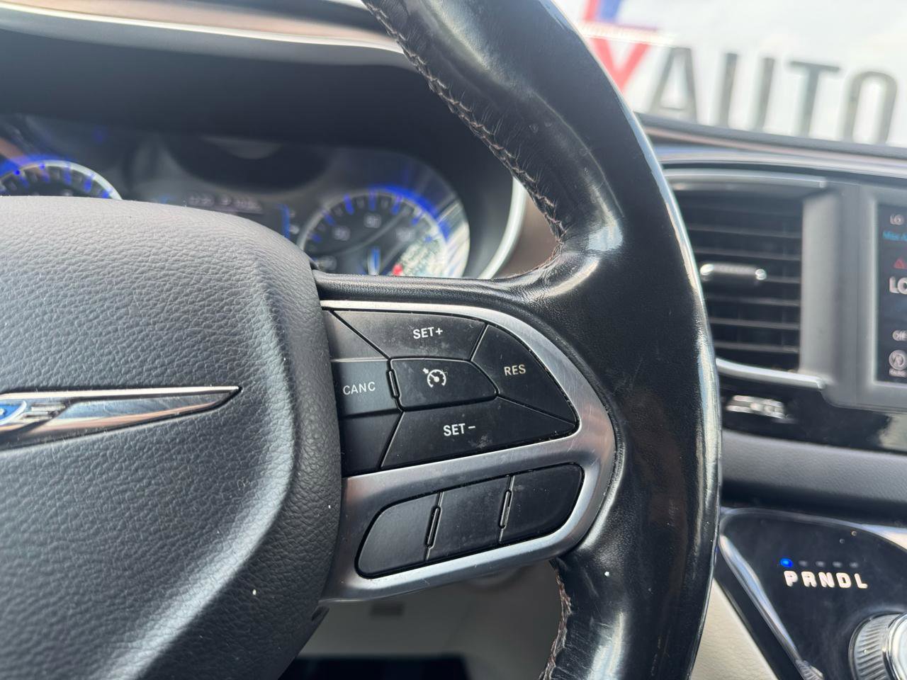 Used 2019 Chrysler Pacifica Touring-L image 40