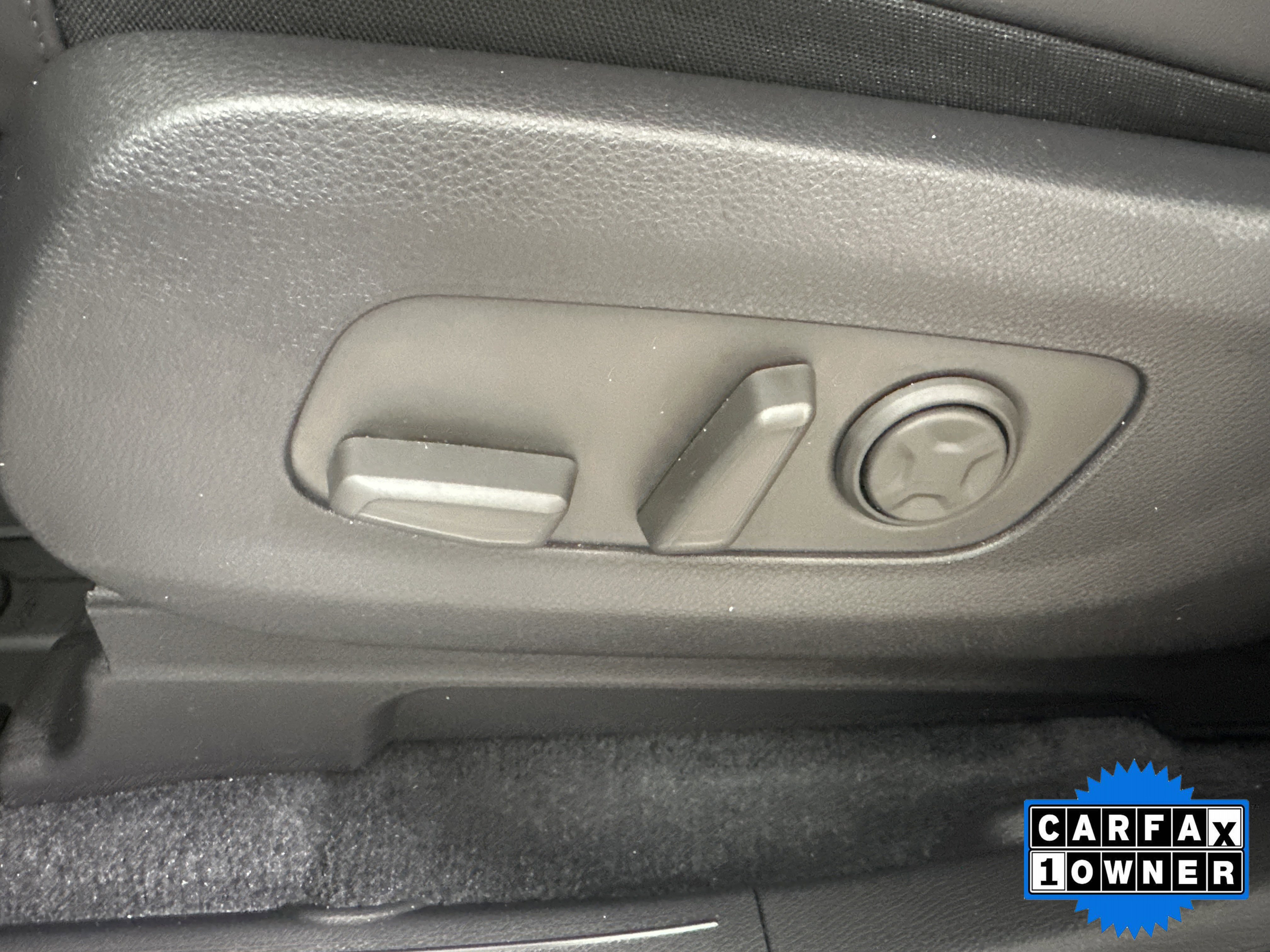 Used 2026 Kia Carnival EX image 10