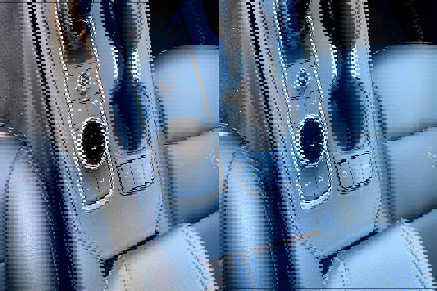 Used 2025 Cadillac XT4 Sport w/ Technology Package image 31