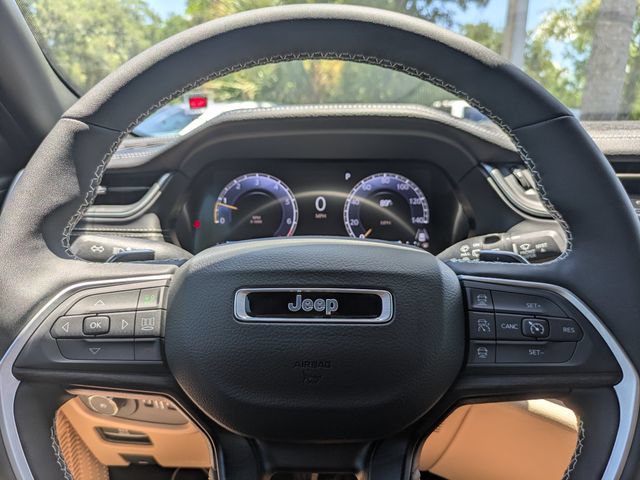 Used 2025 Jeep Grand Cherokee Limited w/ Luxury Tech Group II AWD/4WD image 36