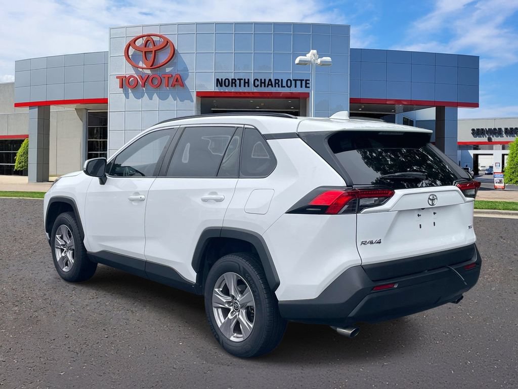 Used 2022 Toyota RAV4 XLE w/ Convenience Package FWD image 4