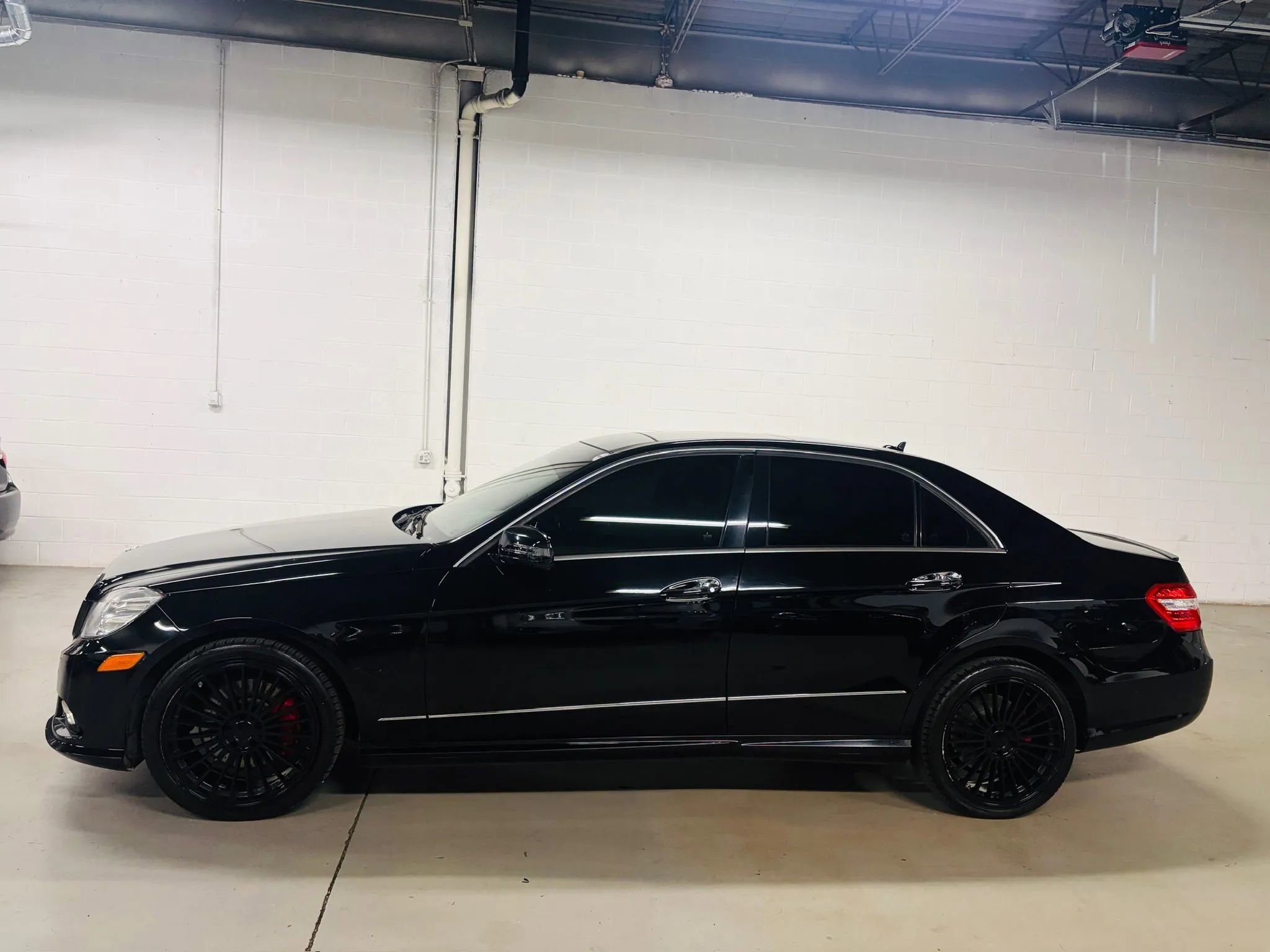 Used 2010 Mercedes-Benz E 550 4MATIC Sedan image 5