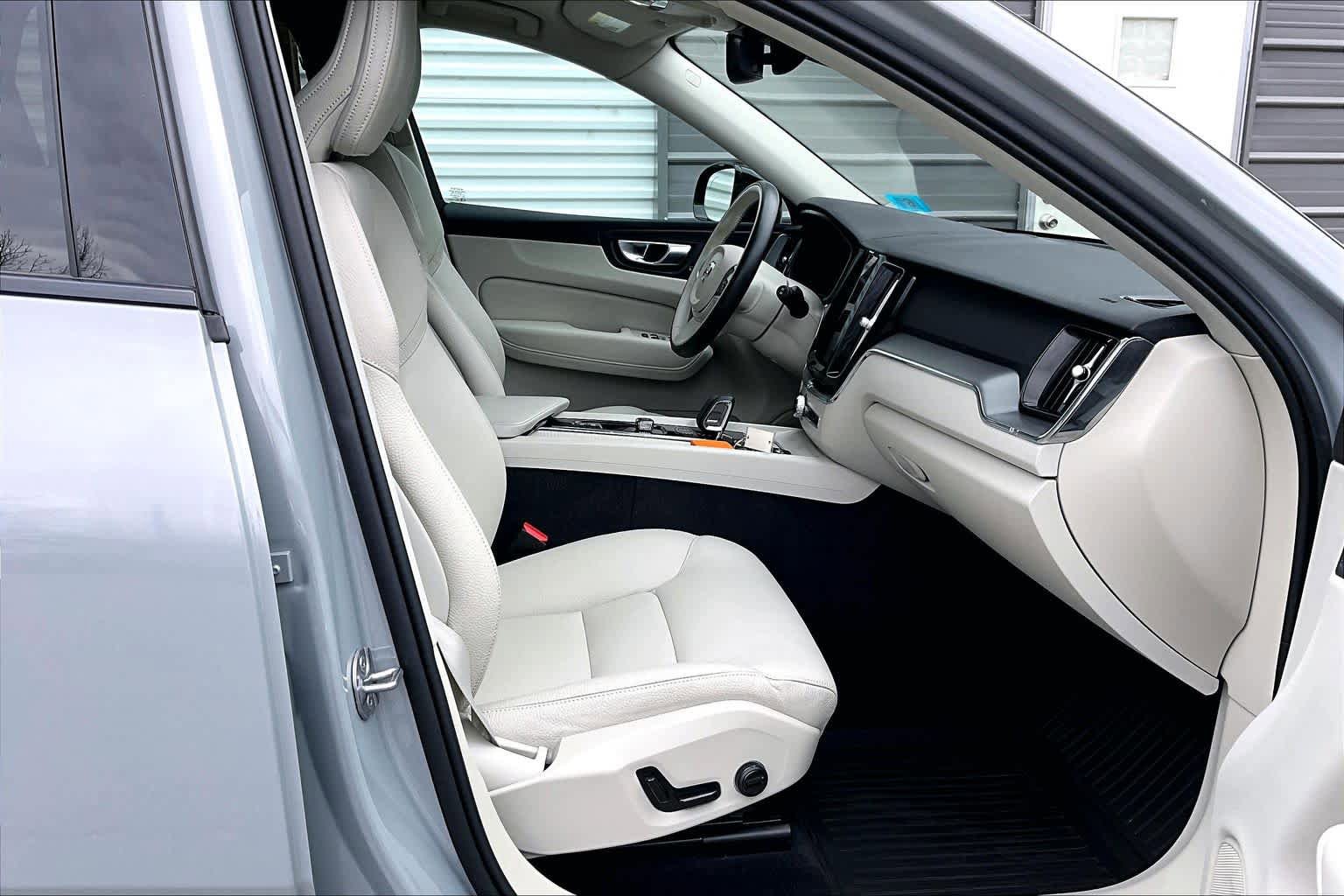 Used 2024 Volvo XC60 B5 Core w/ Climate Package image 8
