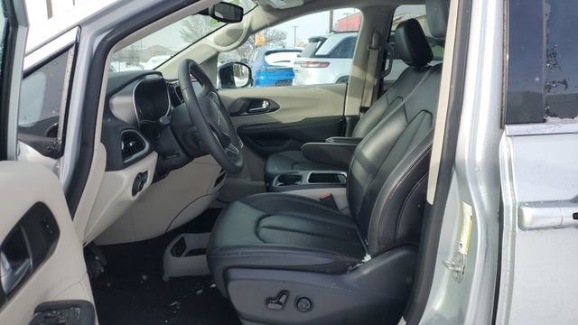 Certified 2024 Chrysler Pacifica Touring-L FWD image 5