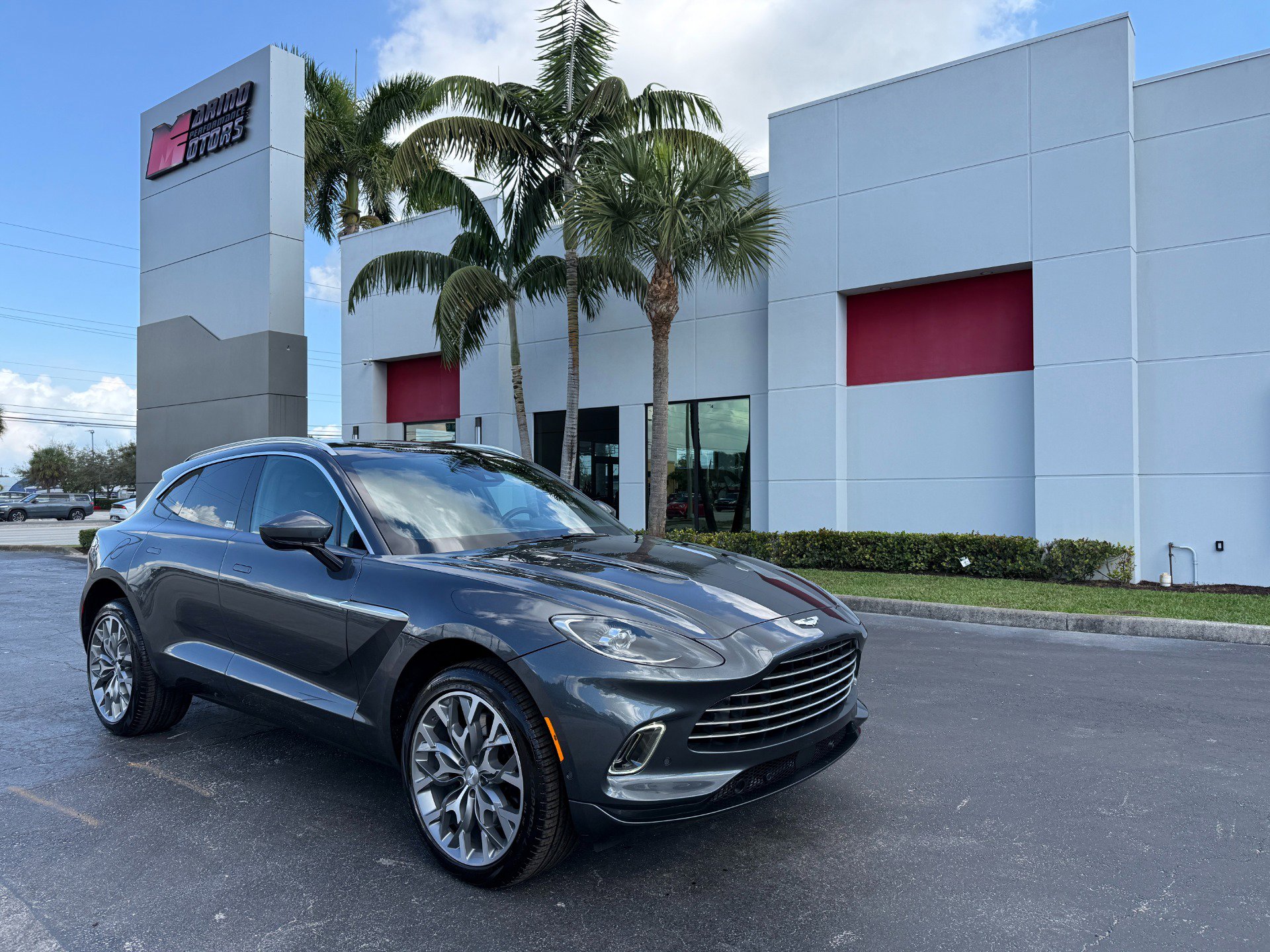 Used 2022 Aston Martin DBX AWD/4WD image 1