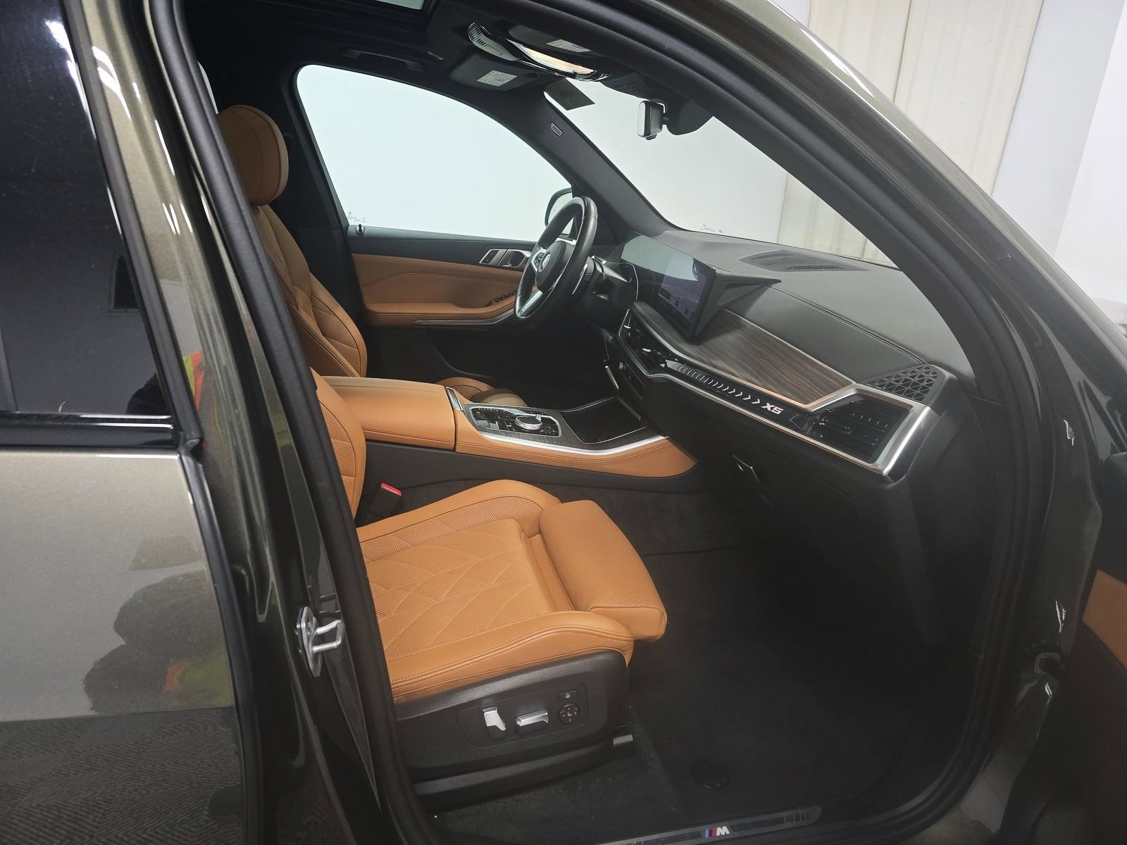 Used 2024 BMW X5 xDrive40i w/ M Sport Package image 9