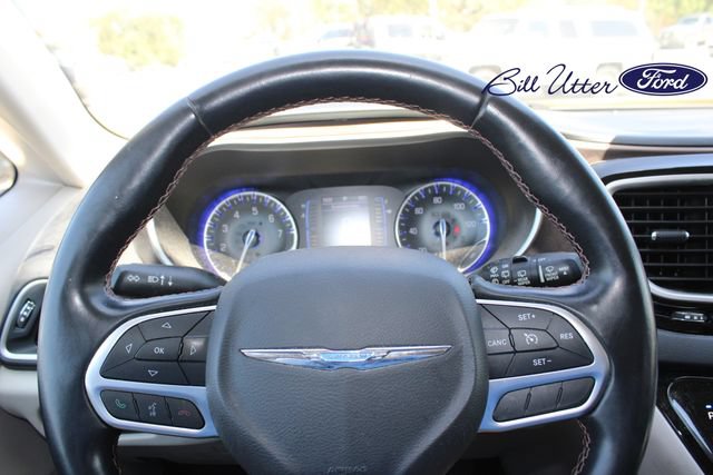 Used 2017 Chrysler Pacifica Touring-L w/ Tire & Wheel Group FWD image 10