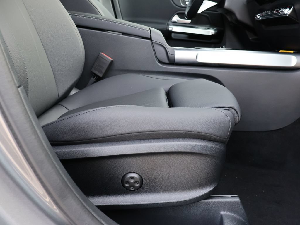 New 2026 Mercedes-Benz GLB 250 4MATIC image 12
