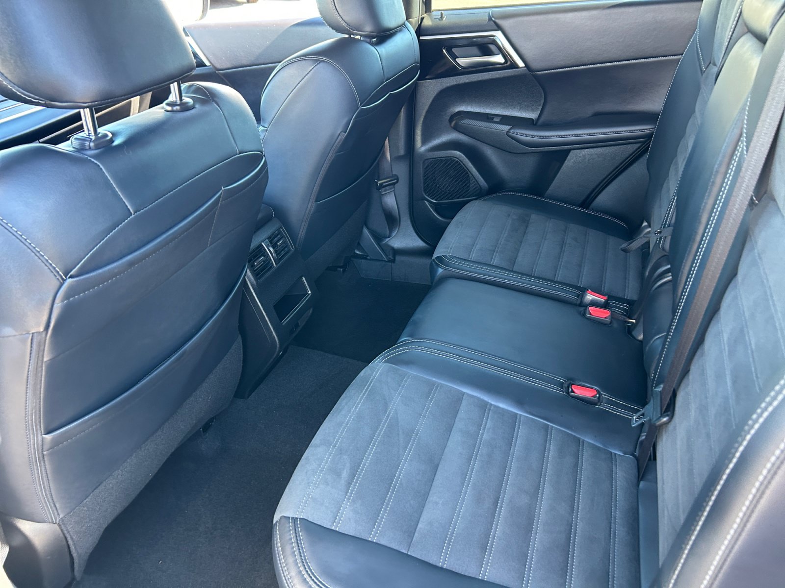 Used 2024 Mitsubishi Outlander SE FWD image 17