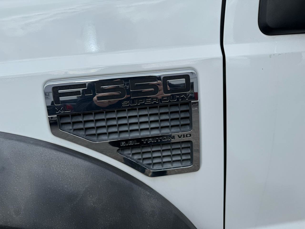 Used 2009 Ford F550 2WD Regular Cab Super Duty image 4