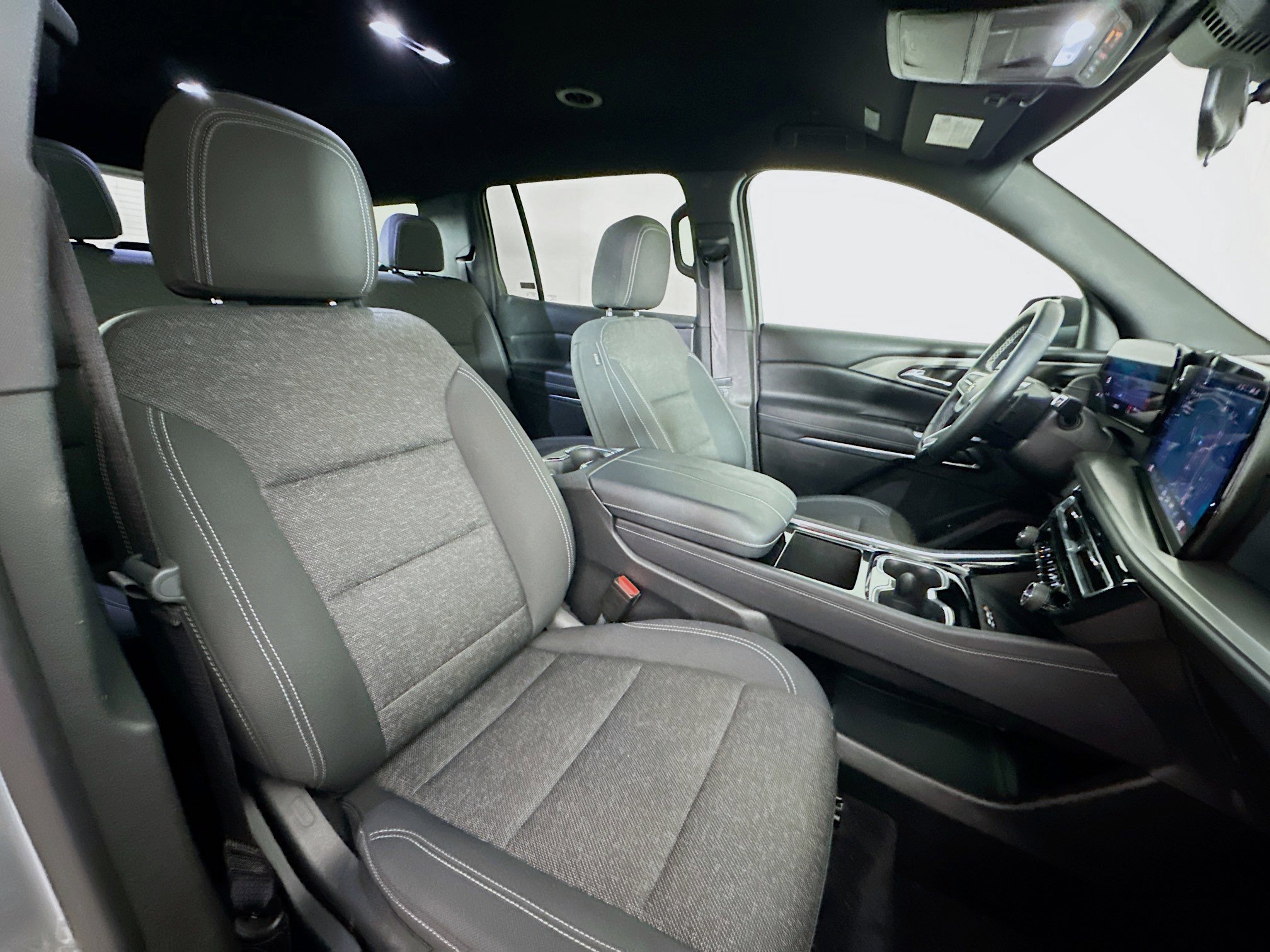 Used 2025 Chevrolet Traverse LT image 33