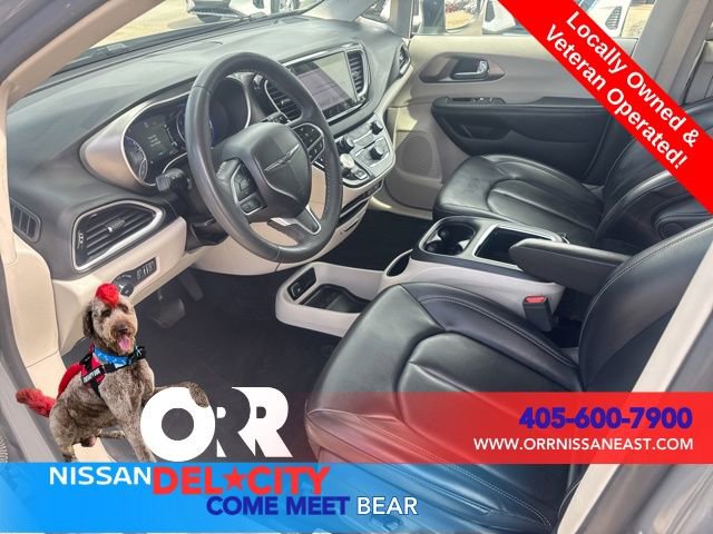 Used 2023 Chrysler Pacifica Touring-L image 15