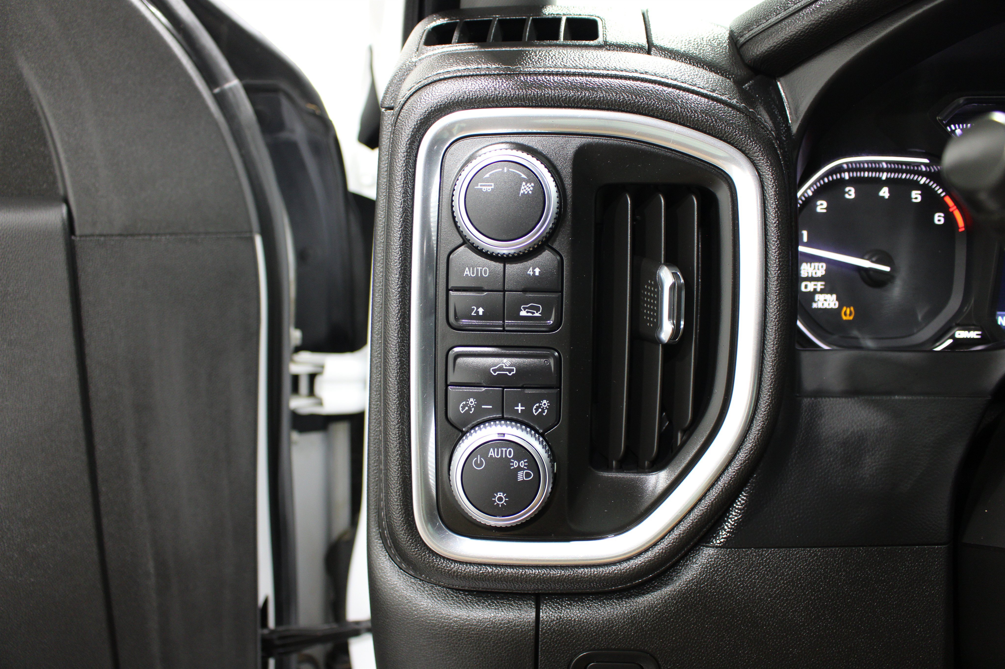 Used 2019 GMC Sierra 1500 SLE w/ SLE Value Package AWD/4WD image 9