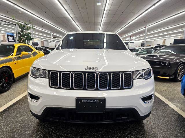 Used 2020 Jeep Grand Cherokee Laredo image 3