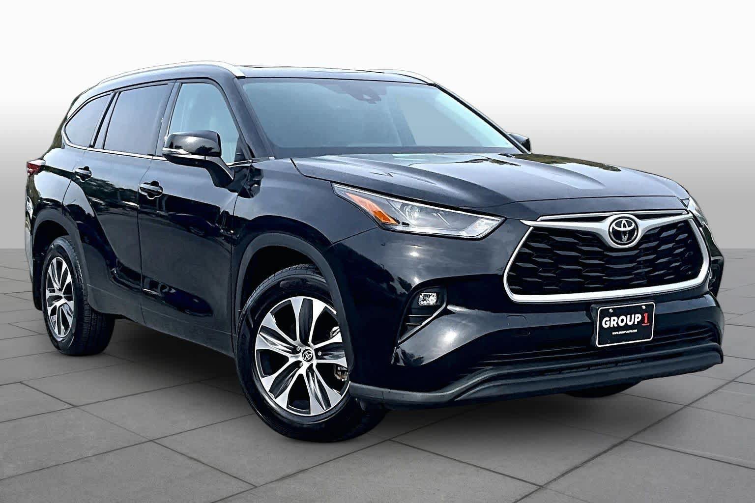 Used 2022 Toyota Highlander XLE AWD/4WD image 3