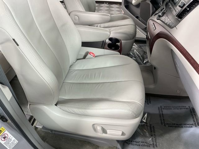 Used 2013 Toyota Sienna XLE FWD image 12