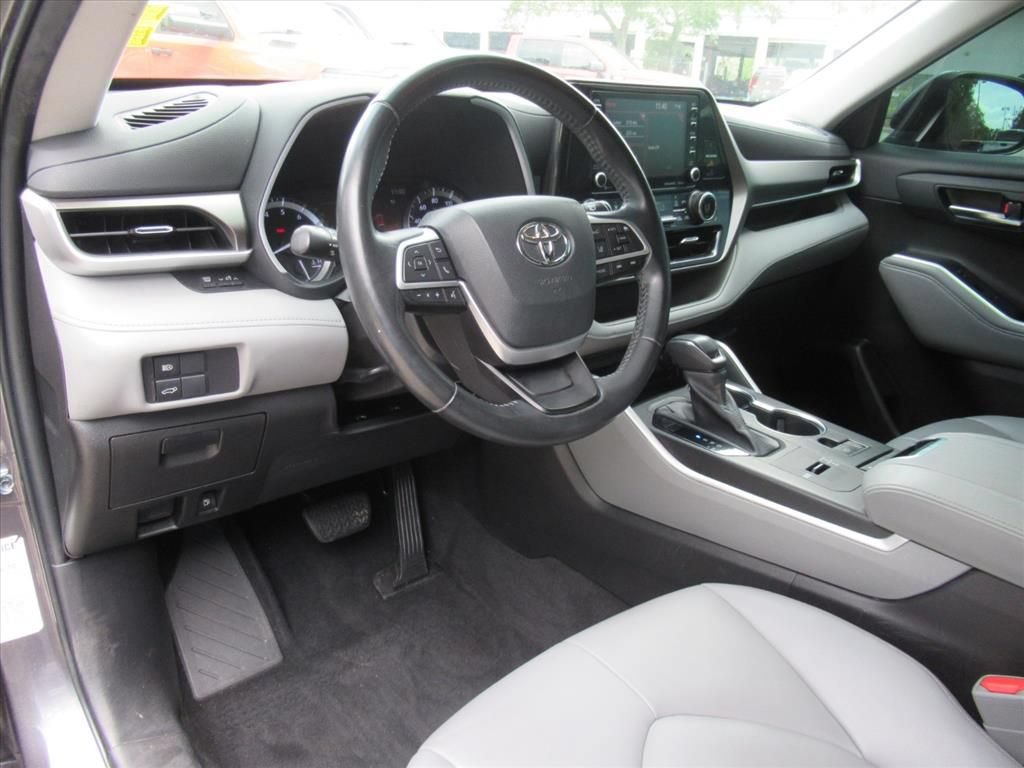 Used 2022 Toyota Highlander XLE FWD image 17