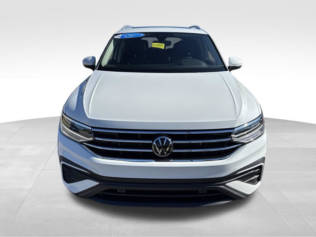 Used 2024 Volkswagen Tiguan SE w/ Panoramic Sunroof Package FWD image 3