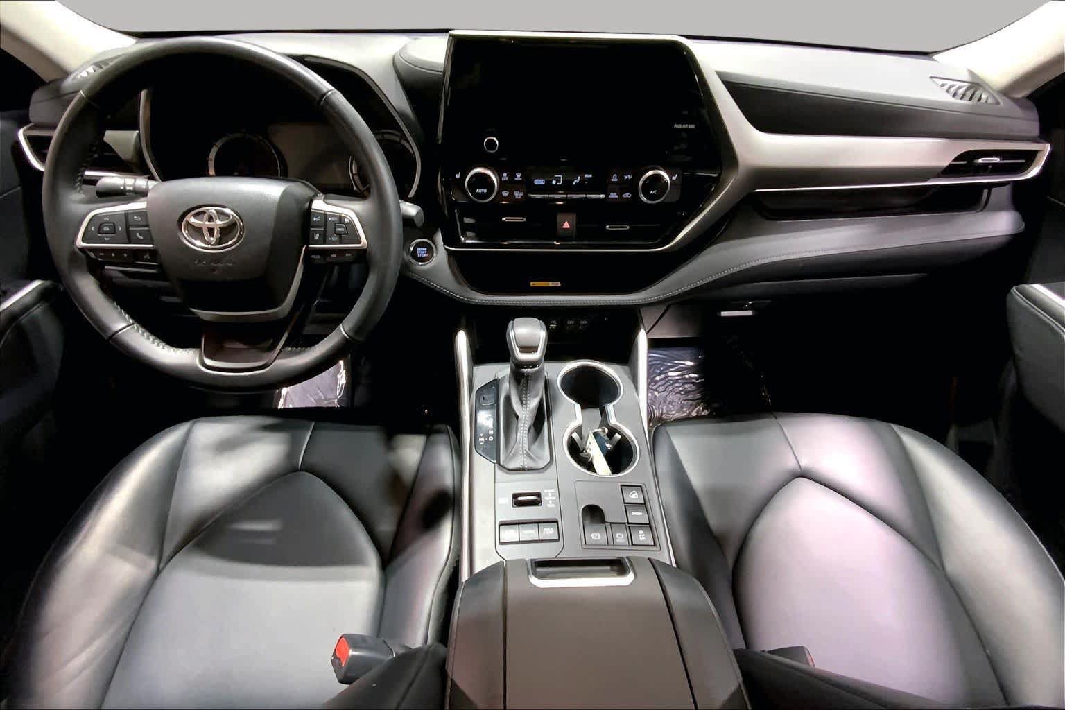 Used 2023 Toyota Highlander XLE AWD/4WD image 16
