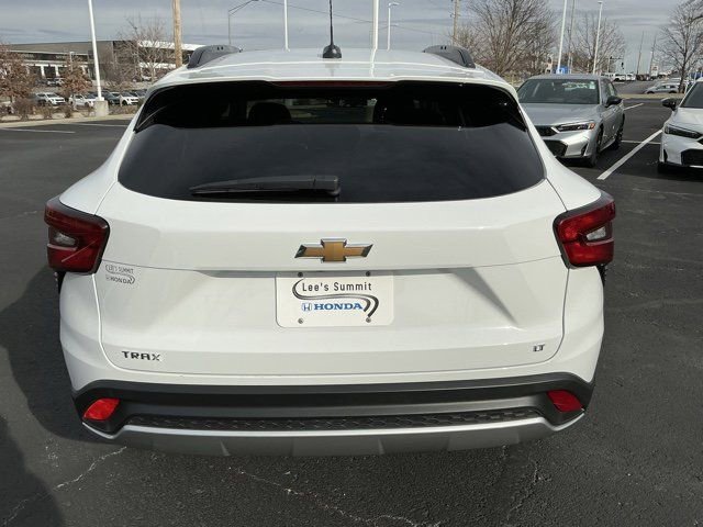 Used 2025 Chevrolet Trax LT w/ LT Convenience Package image 4