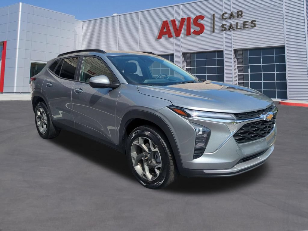 Used 2025 Chevrolet Trax LT w/ LT Convenience Package FWD image 3
