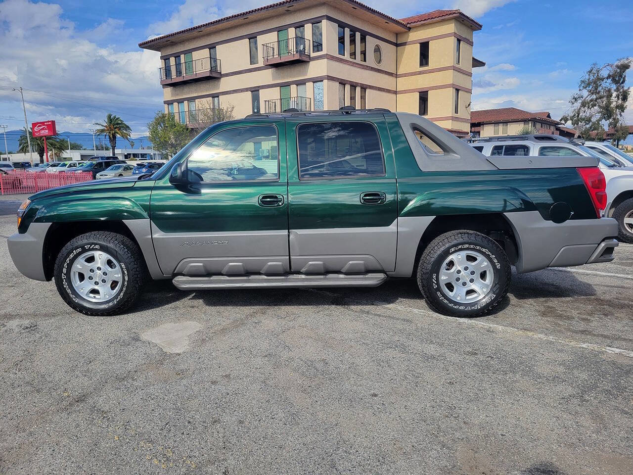 Used 2002 Chevrolet Avalanche 2WD image 2