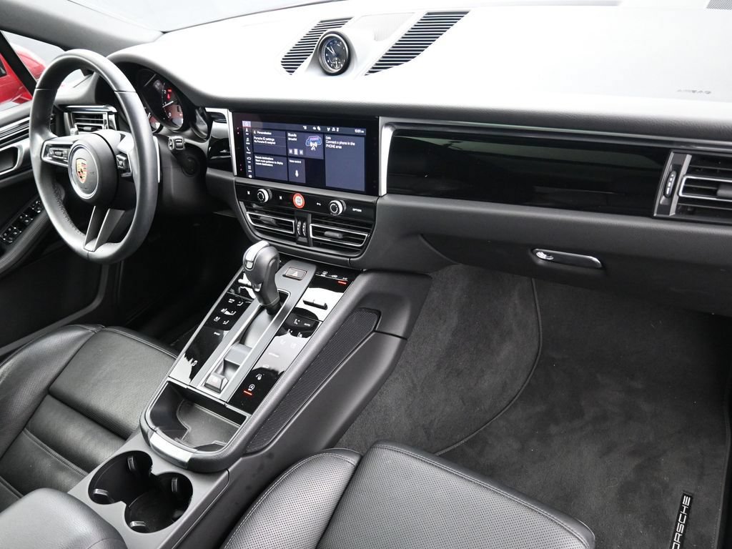 Certified 2025 Porsche Macan AWD/4WD image 32