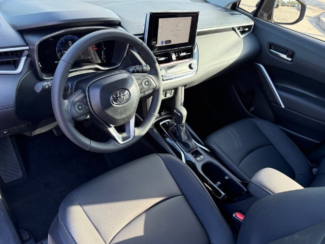 Used 2025 Toyota Corolla Cross XLE FWD image 8