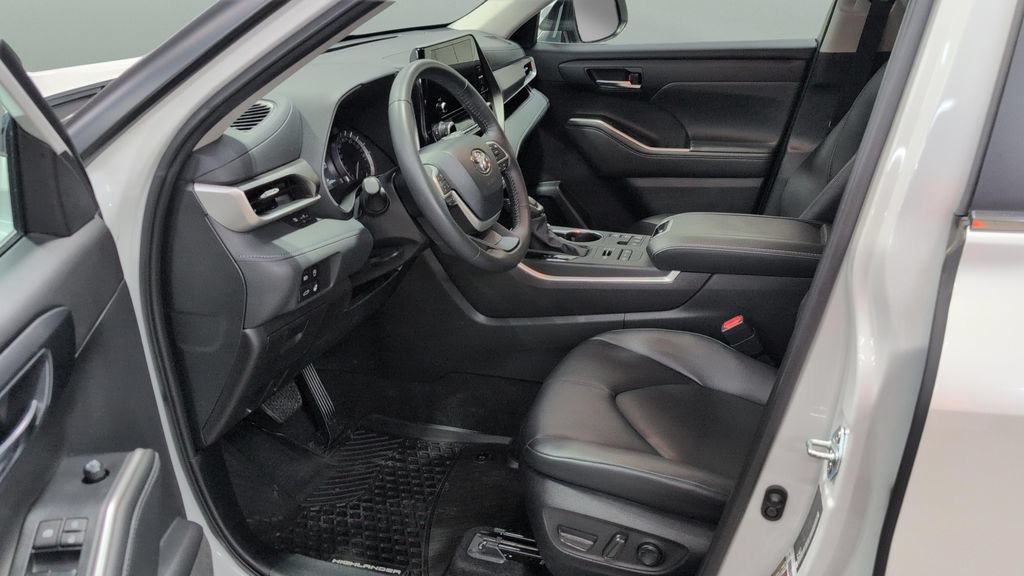 Used 2024 Toyota Highlander XLE AWD/4WD image 8