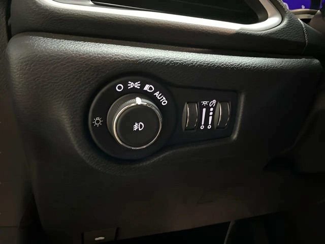 Used 2025 Chrysler Pacifica Select FWD image 30