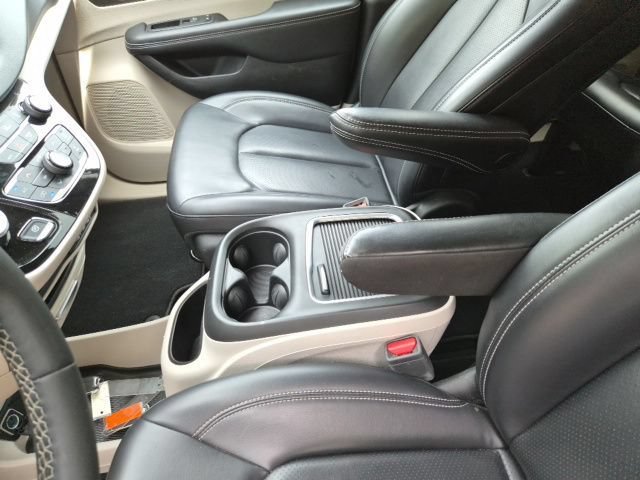 Used 2023 Chrysler Pacifica Touring-L FWD image 18