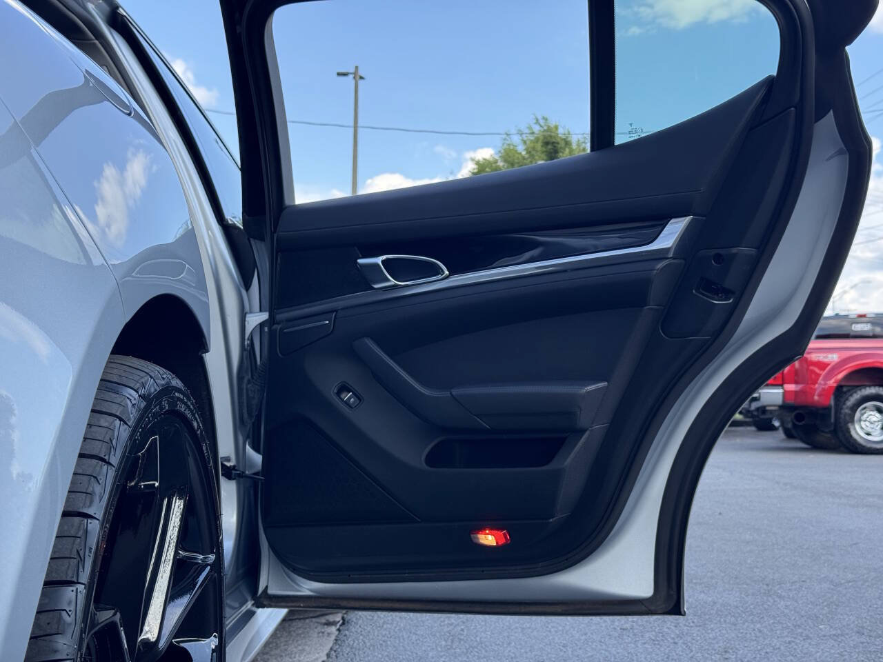 Used 2015 Porsche Panamera S RWD image 31