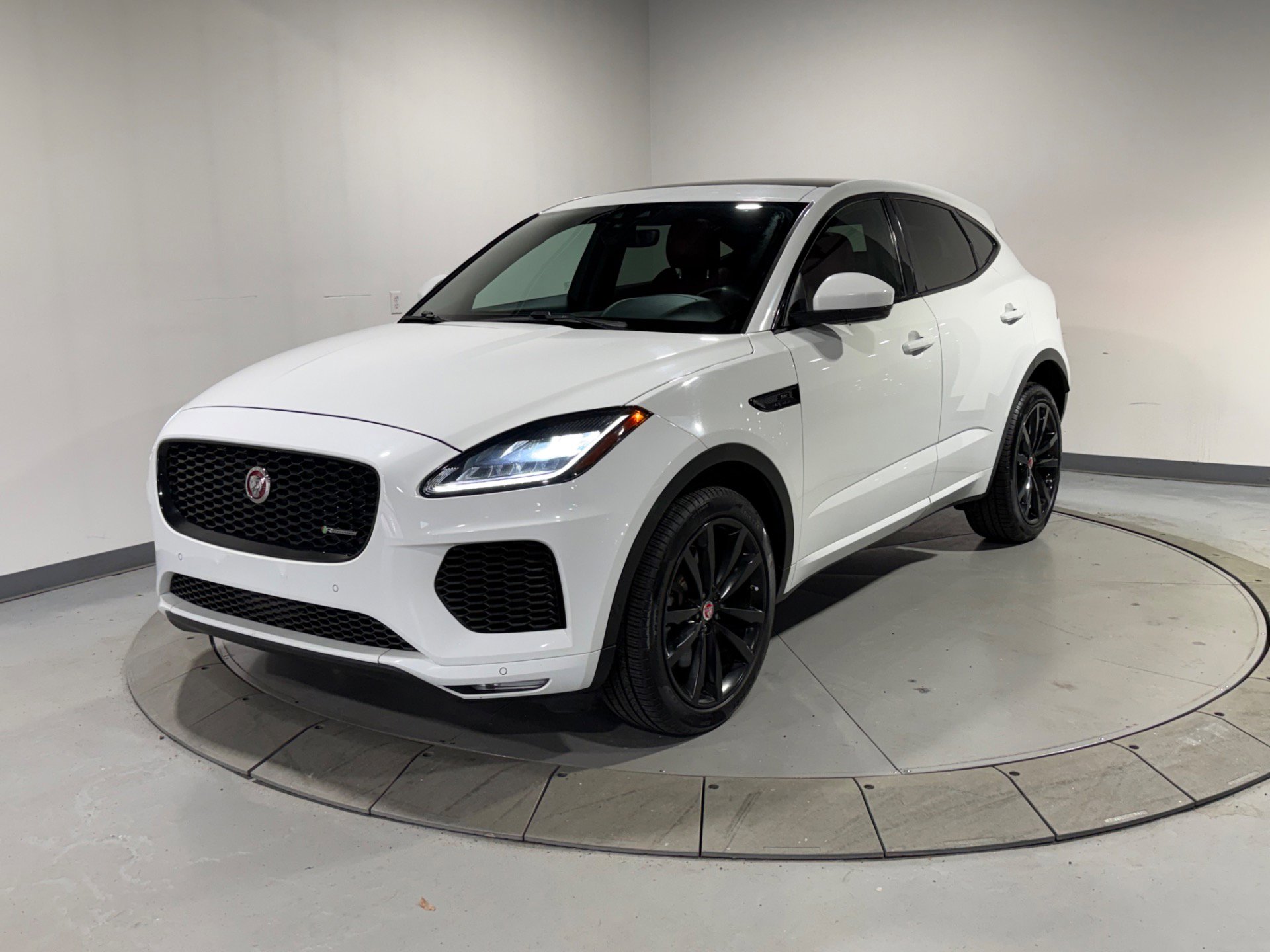 Used 2019 Jaguar E-PACE R-Dynamic SE image 4
